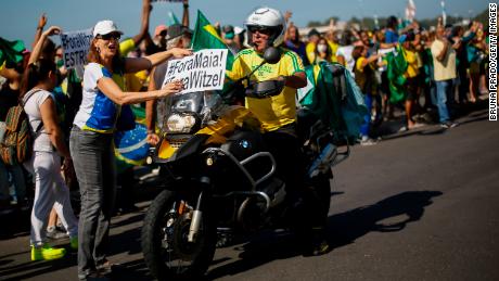 حامیان رئیس جمهور ژایر بولسونارو علیه فرماندار فعلی ریودوژانیرو ویلسون ویتزل در 31 مه 2020 در ریودوژانیرو، برزیل تظاهرات کردند.