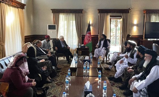 مارتین گریفیتس، معاون دبیر کل سازمان ملل در امور بشردوستانه و هماهنگ کننده امداد، در مورد مسائل بشردوستانه با رهبری طالبان در کابل، افغانستان گفتگو می کند. 