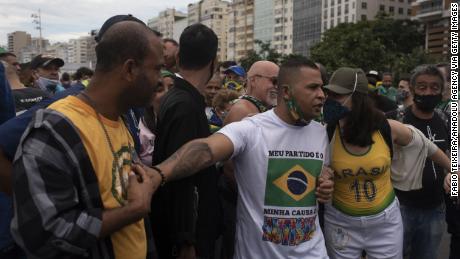 حامیان رئیس جمهور برزیل، ژایر مسیاس بولسونارو، در حمایت از او و اعتراض علیه نژادپرستی و مرگ سیاه پوستان در محله های فقیر نشین برزیل در طول تظاهرات اعتراضی Black Lives Matter در ساحل کوپاکابانا در ریودوژانیرو در 7 ژوئن 2020 تجمع کردند.